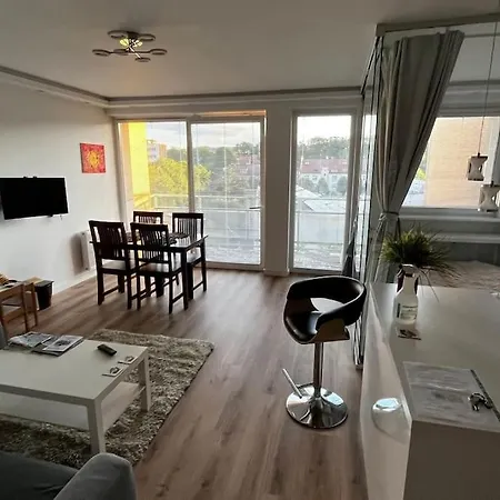 Sunny By The Beach In Apartment *